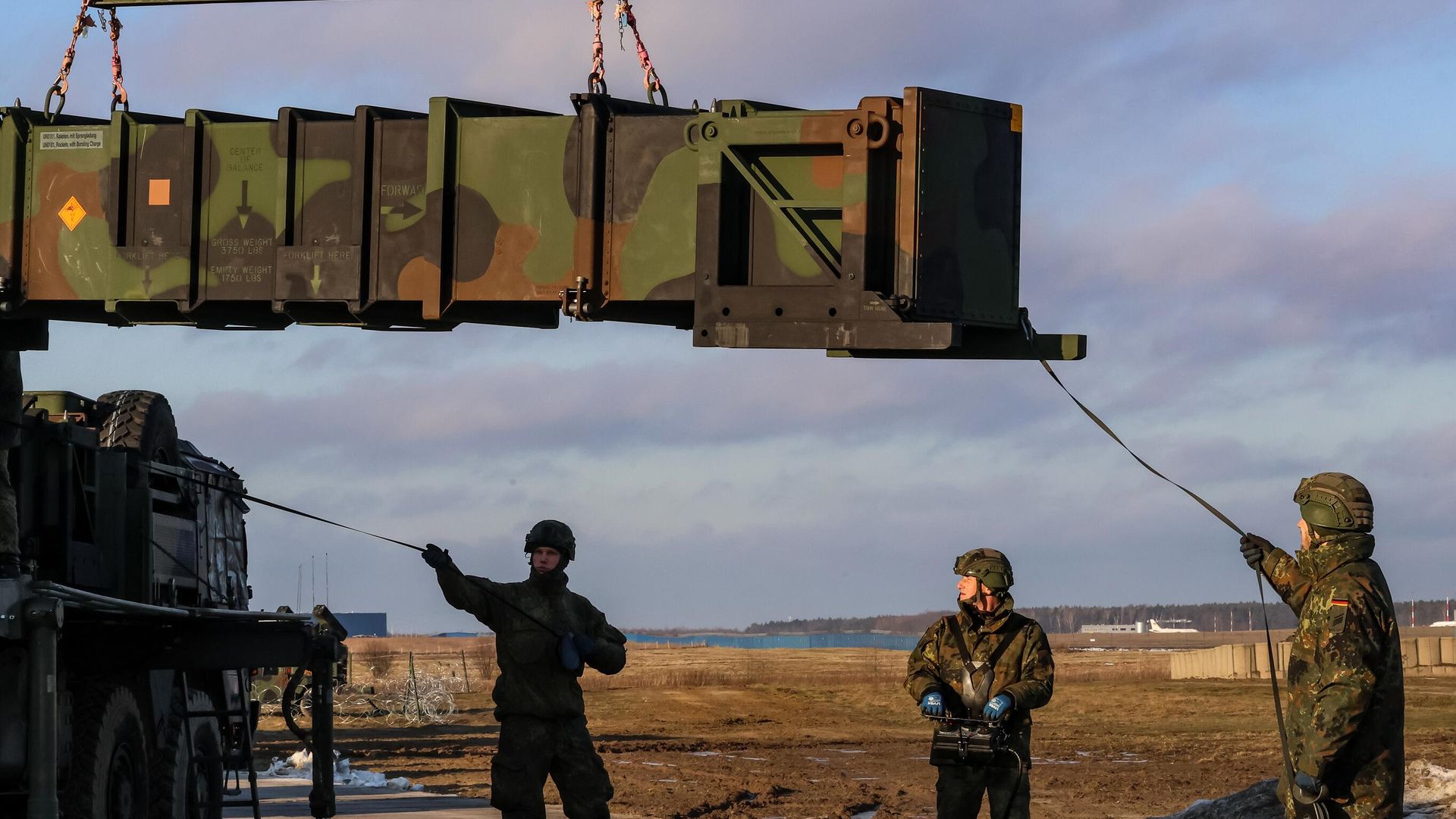Военнослужащие разгружают зенитные батареи Patriot - РИА Новости, 1920, 12.03.2025