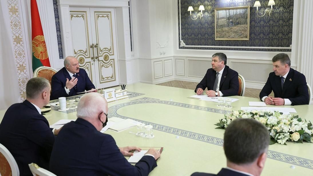 Президент Белоруссии Александр Лукашенко во время принятия кадровых решений по промышленному блоку правительства - РИА Новости, 1920, 04.03.2025