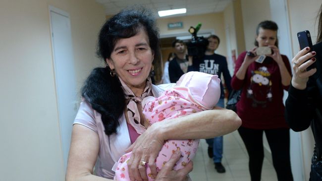 Москвичка Галина Шубенина, ставшая матерью в возрасте 62-х лет, cо своей дочерью Клеопатрой общается с журналистами в родильном доме ГКБ №15 в Москве