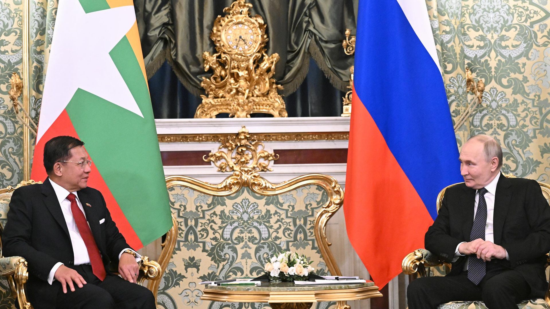 Президент России Владимир Путин и премьер-министр Мьянмы Мин Аун Хлайн во время встречи Президент России Владимир Путин и премьер-министр Мьянмы Мин Аун Хлайн во время встречи - РИА Новости, 1920, 04.03.2025