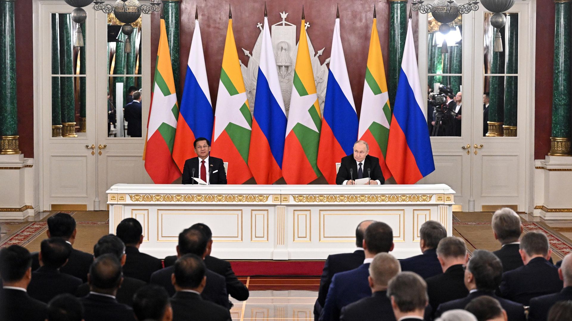 Президент РФ Владимир Путин и председатель Государственного административного совета, премьер-министр Республики Союз Мьянма Мин Аун Хлайн во время совместного заявления для прессы по итогам встречи Президент РФ Владимир Путин и председатель Государственного административного совета, премьер-министр Республики Союз Мьянма Мин Аун Хлайн во время совместного заявления для прессы по итогам встречи - РИА Новости, 1920, 04.03.2025