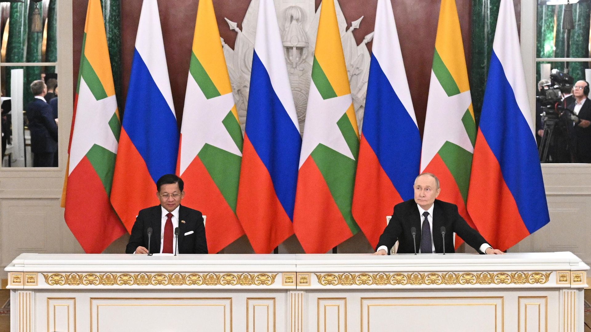 Президент РФ Владимир Путин и председатель Государственного административного совета, премьер-министр Республики Союз Мьянма Мин Аун Хлайн во время совместного заявления для прессы по итогам встречи. 4 марта 2025 - РИА Новости, 1920, 04.03.2025