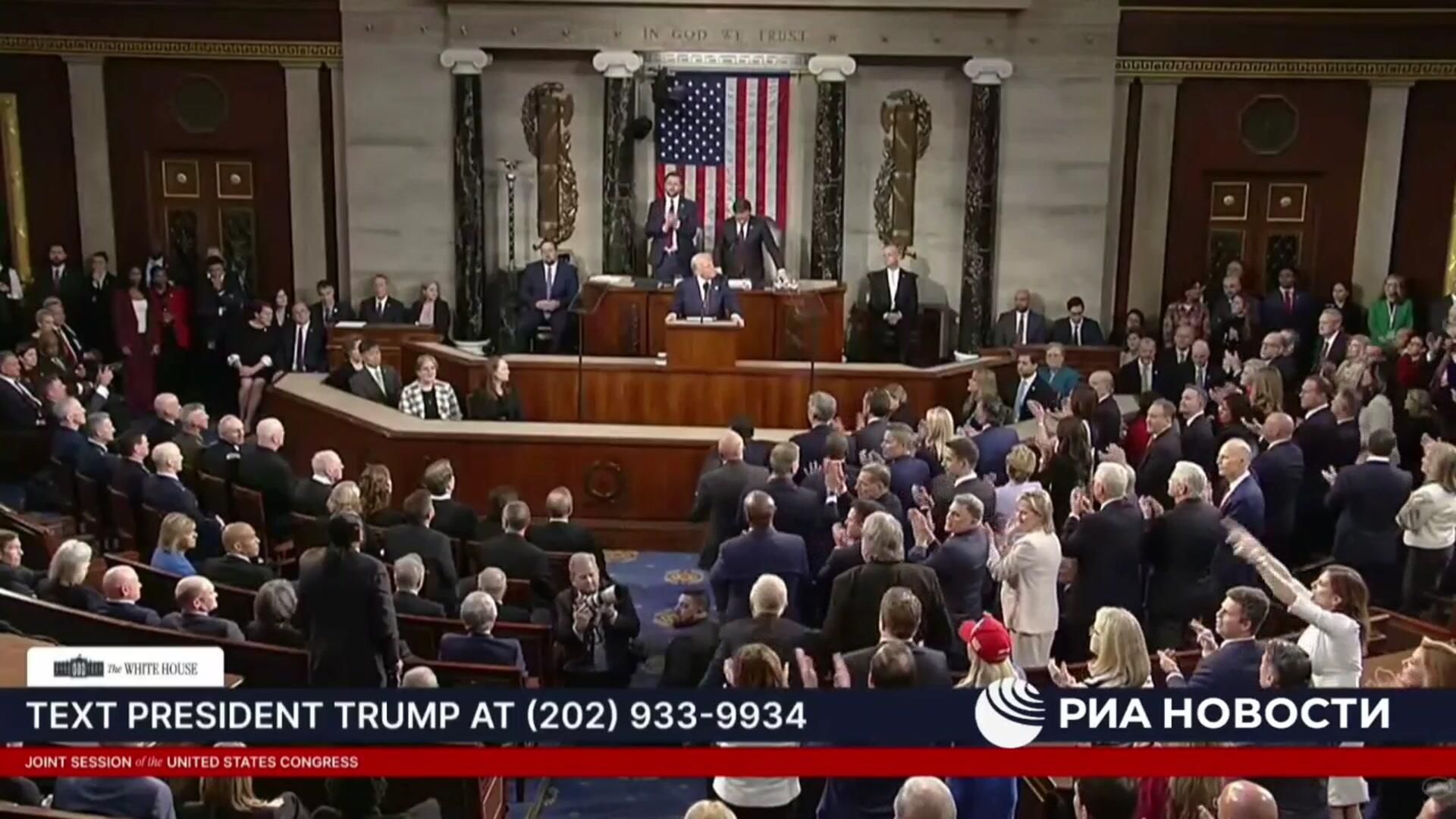 Выступление Трампа прервал устроивший перепалку демократ Выступление Трампа прервал устроивший перепалку демократ - РИА Новости, 1920, 05.03.2025