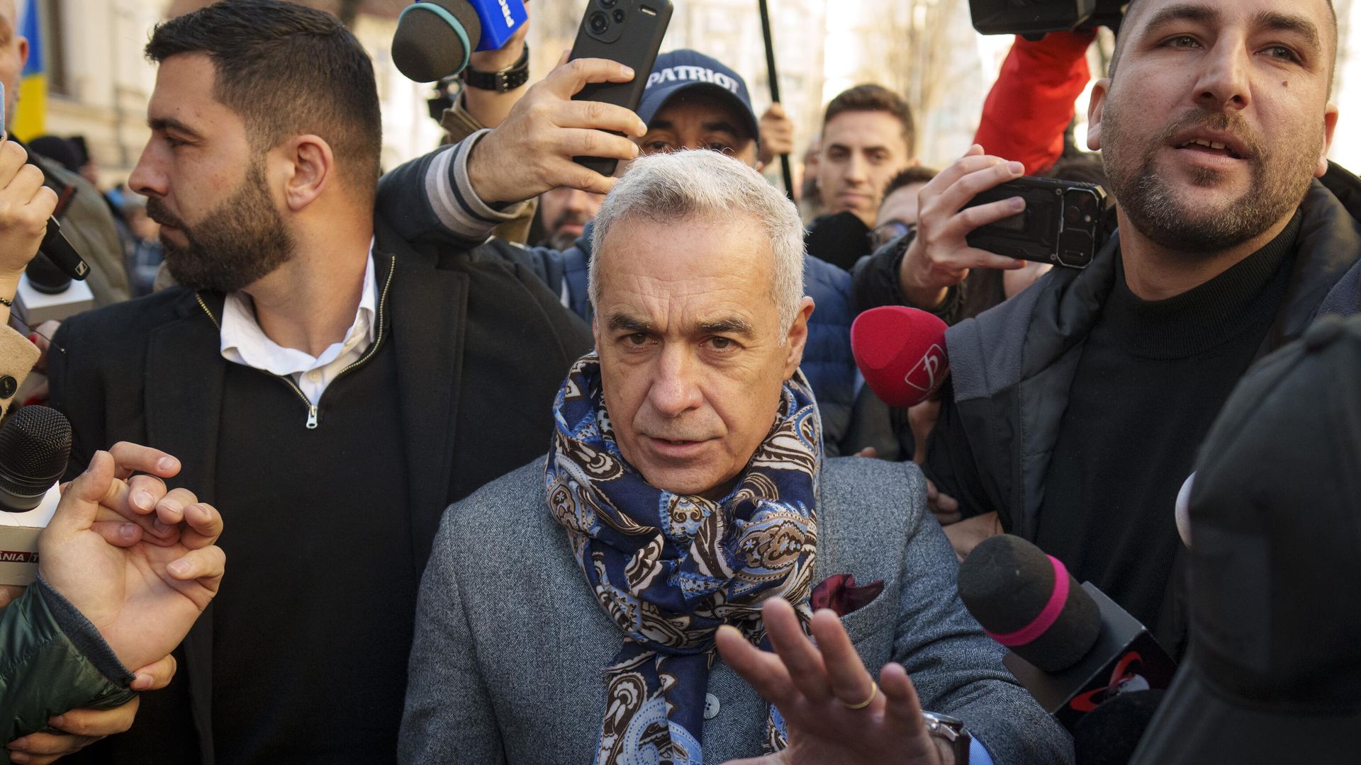 Кэлин Джорджеску покидает окружной суд в Бухаресте, Румыния Кэлин Джорджеску покидает окружной суд в Бухаресте, Румыния - РИА Новости, 1920, 05.03.2025