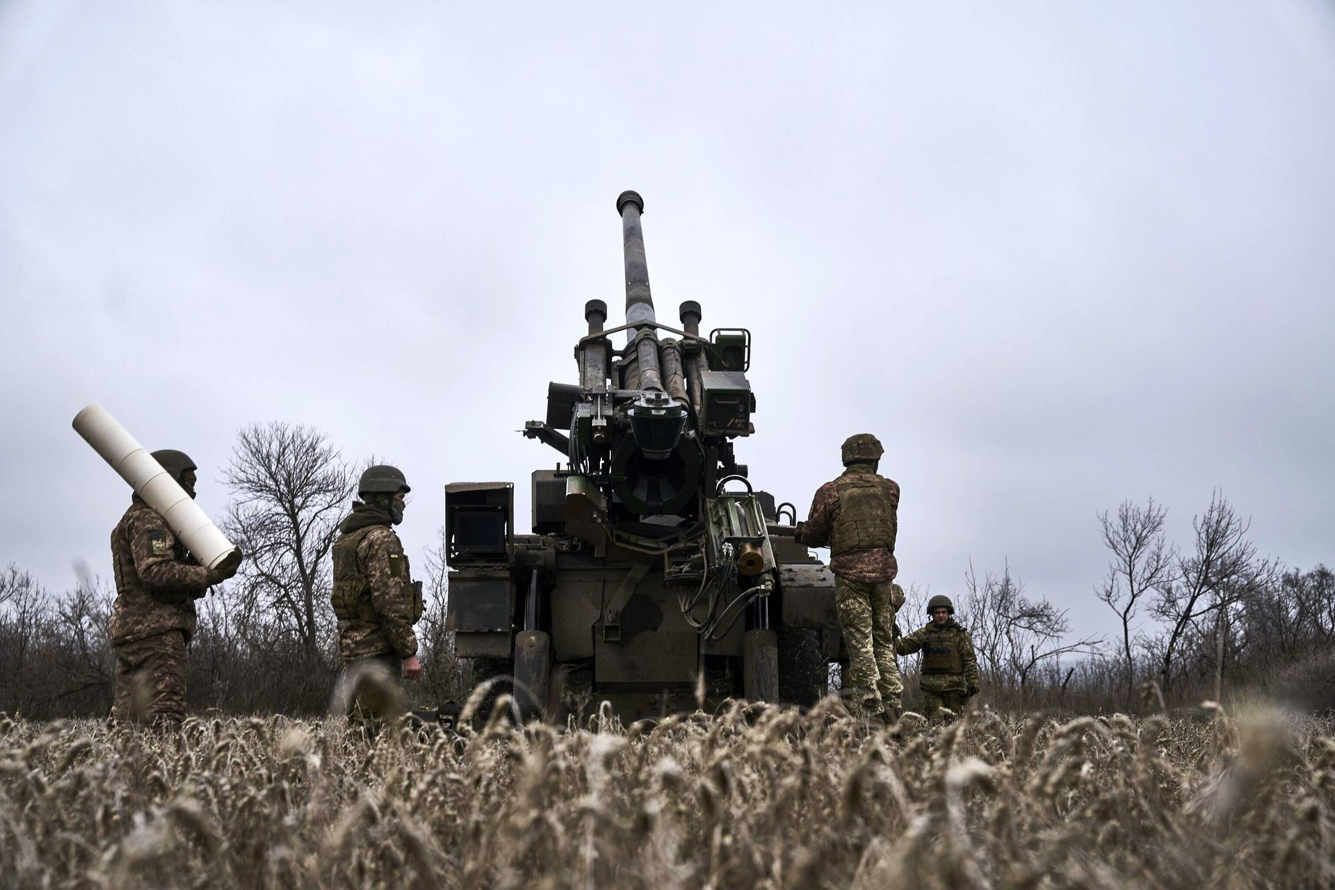 Украинские военные рядом с самоходной гаубицей CAESAR Украинские военные рядом с самоходной гаубицей CAESAR - РИА Новости, 1920, 26.01.2024