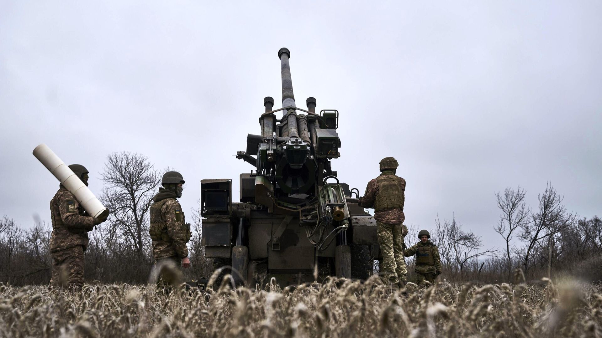 Украинские военные рядом с самоходной гаубицей CAESAR Украинские военные рядом с самоходной гаубицей CAESAR - РИА Новости, 1920, 18.03.2024