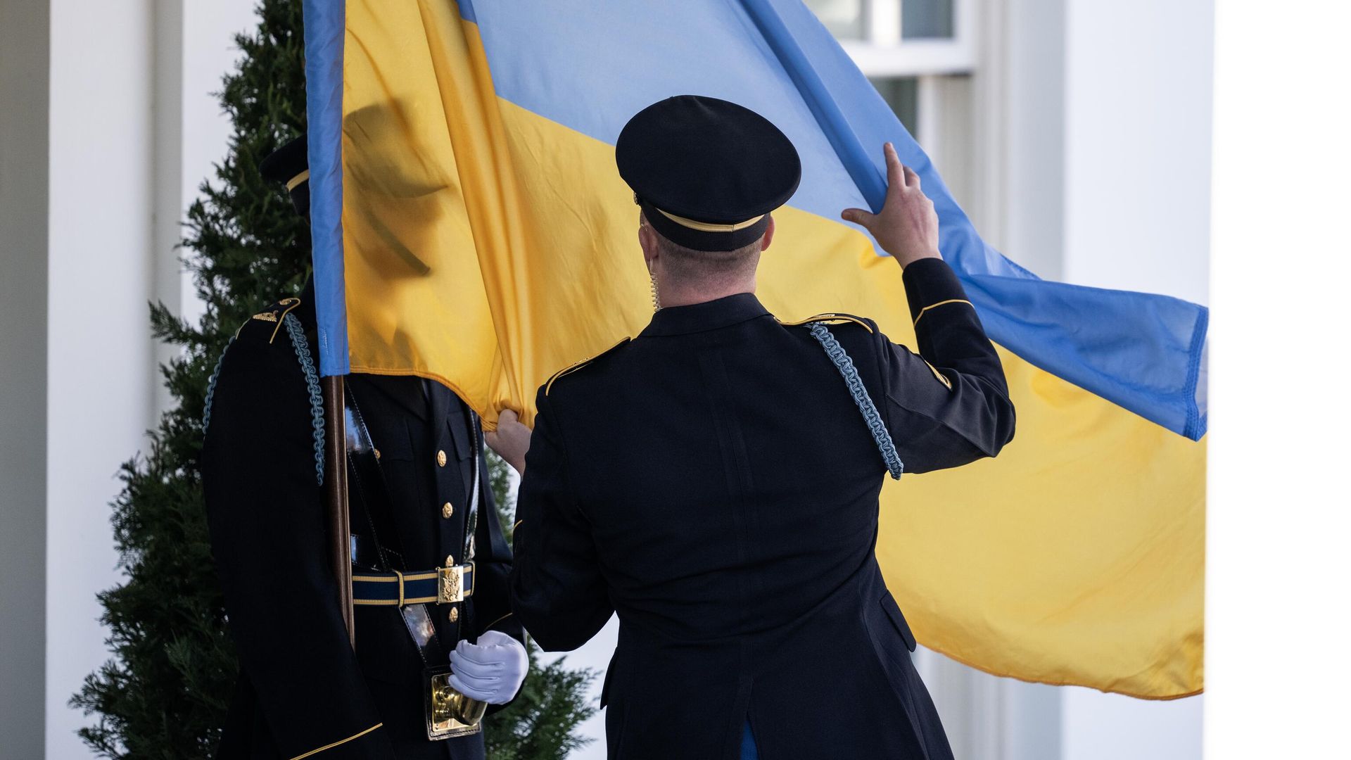 Военнослужащий поправляет украинский флаг в Белом доме перед началом переговоров - РИА Новости, 1920, 03.10.2025