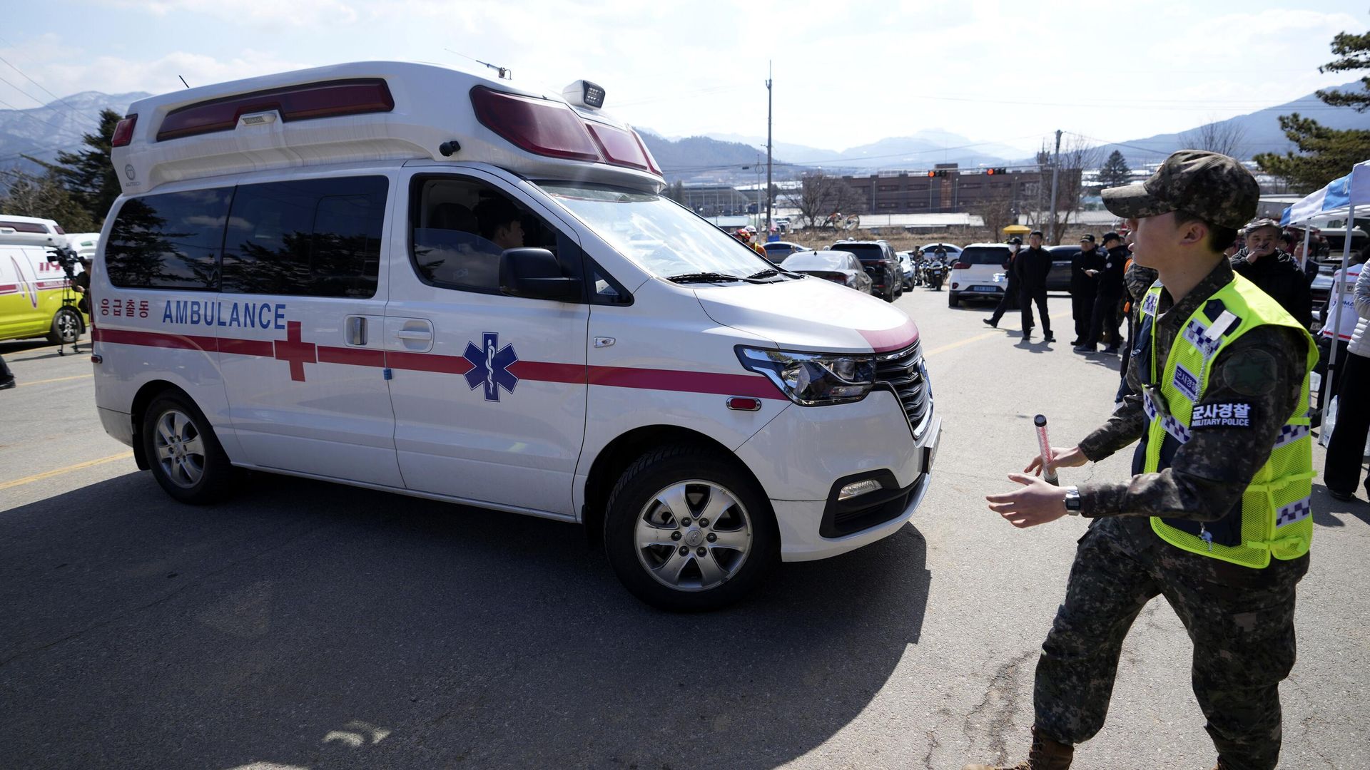 Машина скорой помощи в Пхочхоне, где истребитель случайно сбросил бомбы на жилые дома - РИА Новости, 1920, 06.03.2025