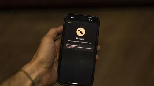 Приложение Air Alert, которое оповещает о начале и конце воздушных атак, на экране смартфона жителя Киева