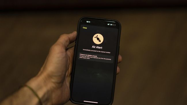 Приложение Air Alert, которое оповещает о начале и конце воздушных атак, на экране смартфона жителя Киева