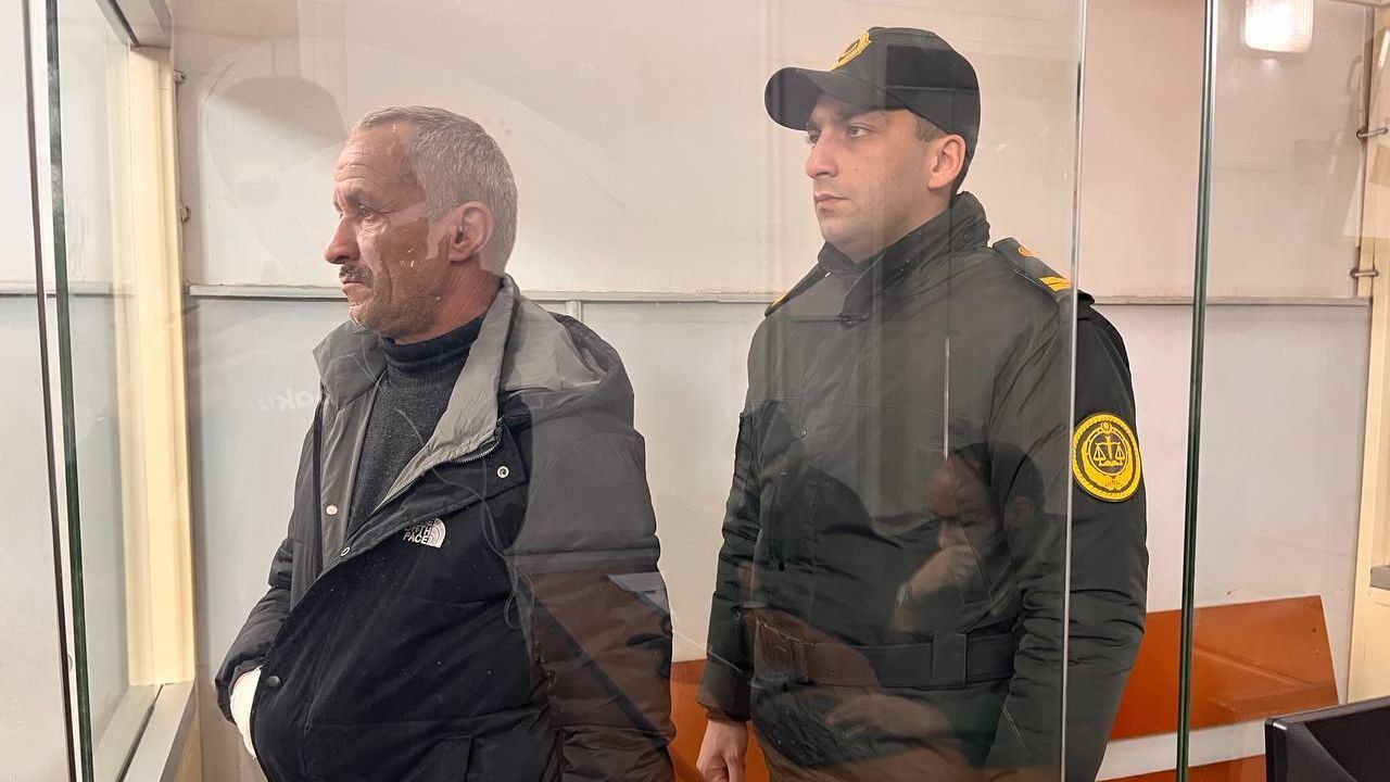Суд над подозреваемым в убийстве актера Азербайджанского академического русского драмтеатра Иосифа Ткача Исламом Хадыевым в Баку  - РИА Новости, 1920, 06.03.2025