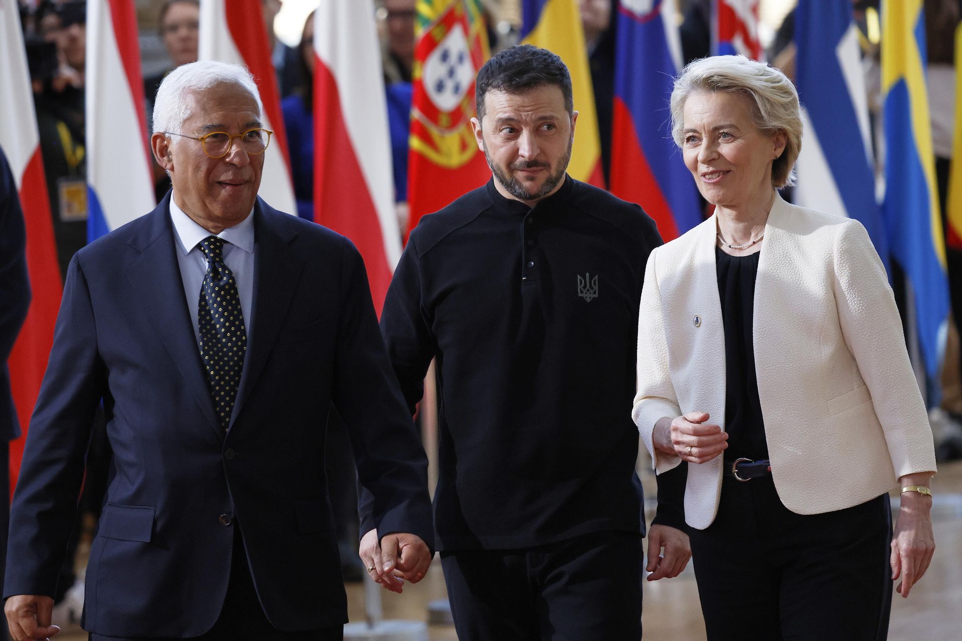 Глава Европейского совета Антониу Кошта, Владимир Зеленский и глава Еврокомиссии Урсула фон дер Ляйен на саммите ЕС в Брюсселе Глава Европейского совета Антониу Кошта, Владимир Зеленский и глава Еврокомиссии Урсула фон дер Ляйен на саммите ЕС в Брюсселе - РИА Новости, 1920, 29.04.2026