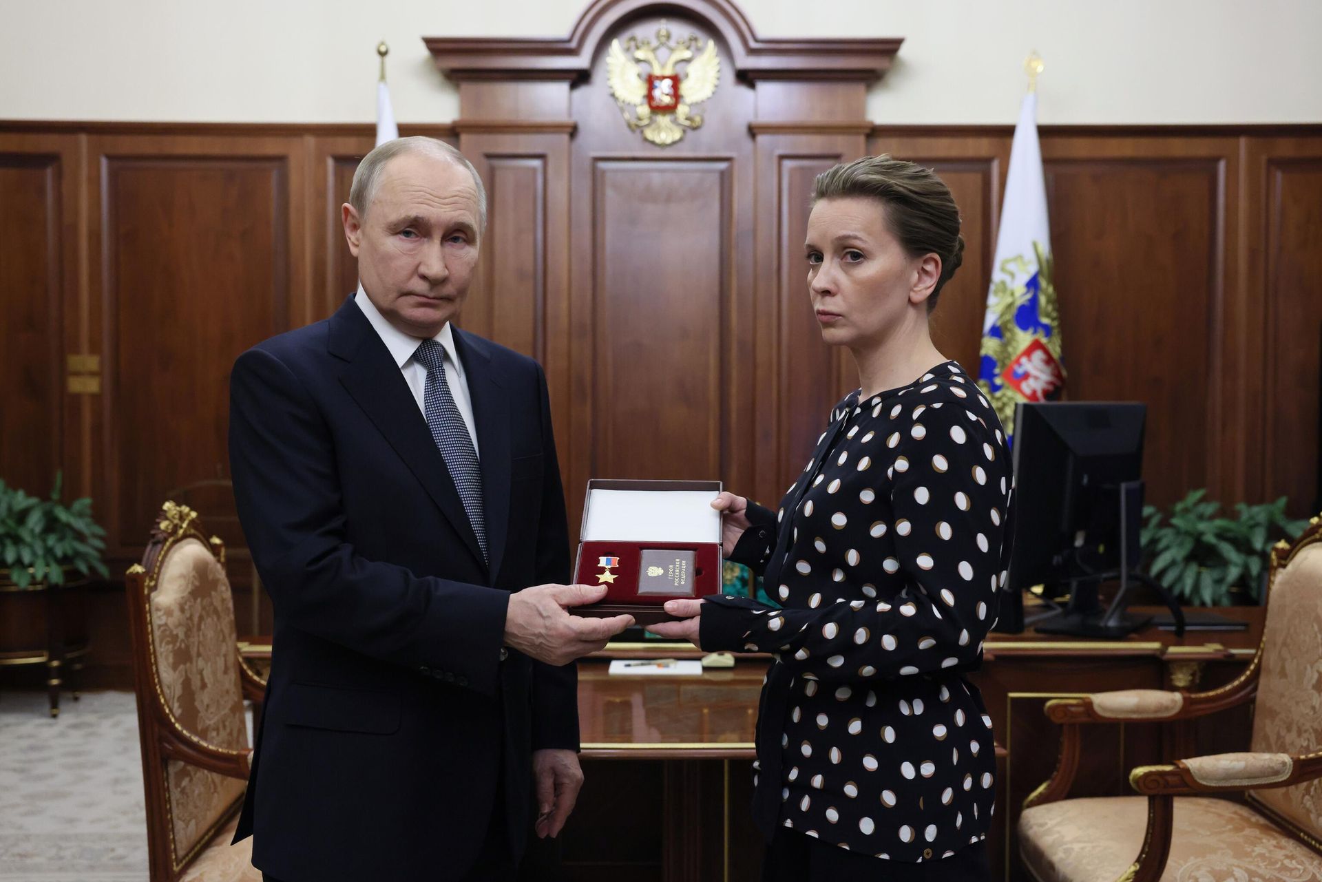 Президент России Владимир Путин передает вдове Героя России Сергея Чебнева – Ольге Чебневой орден Золотая звезда, которого её муж был удостоен посмертно - РИА Новости, 1920, 06.03.2025
