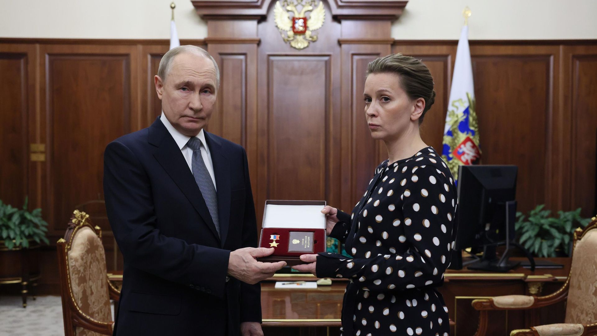 Президент России Владимир Путин передает вдове Героя России Сергея Чебнева – Ольге Чебневой орден Золотая звезда, которого её муж был удостоен посмертно - РИА Новости, 1920, 06.03.2025