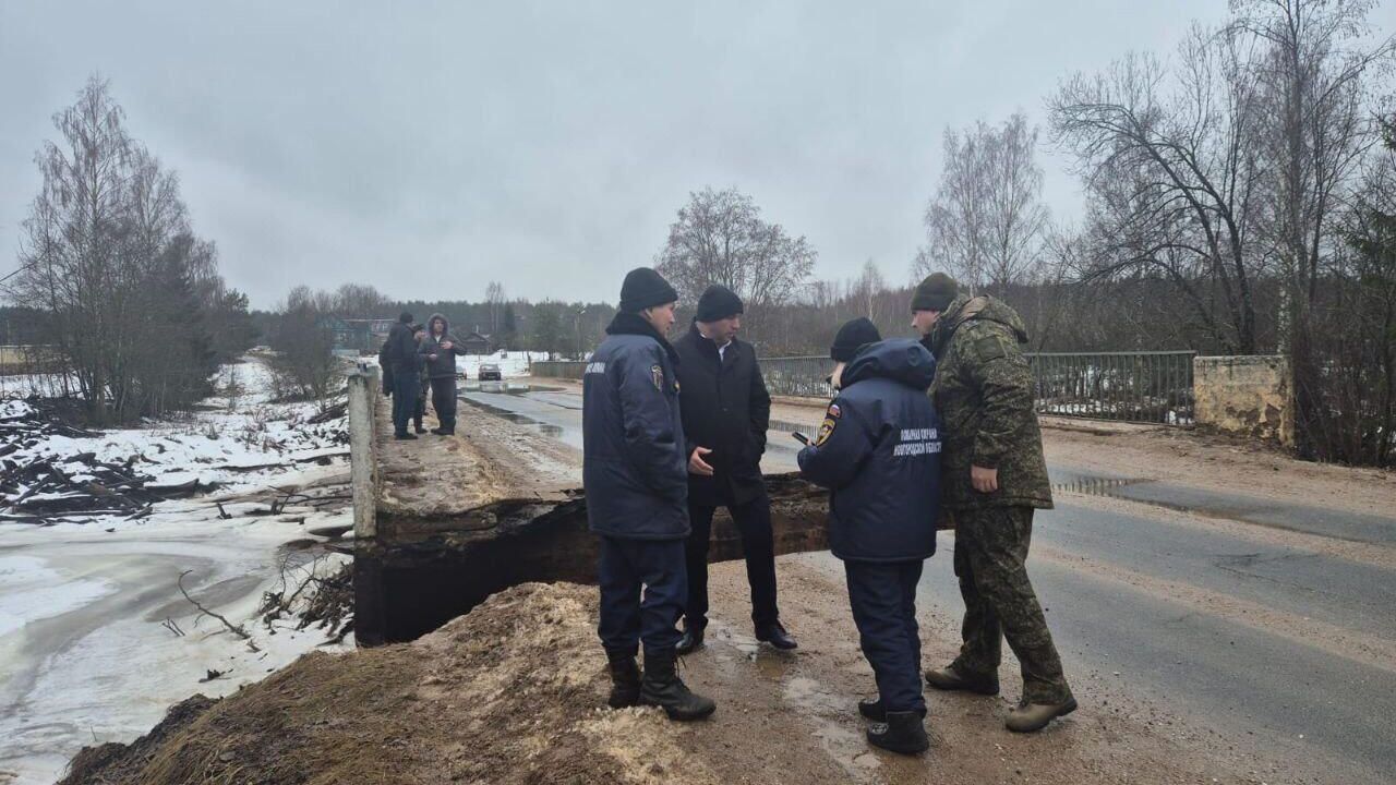 На месте обрушения моста через реку Перетна рухнула в Окуловском районе Новгородской области - РИА Новости, 1920, 06.03.2025