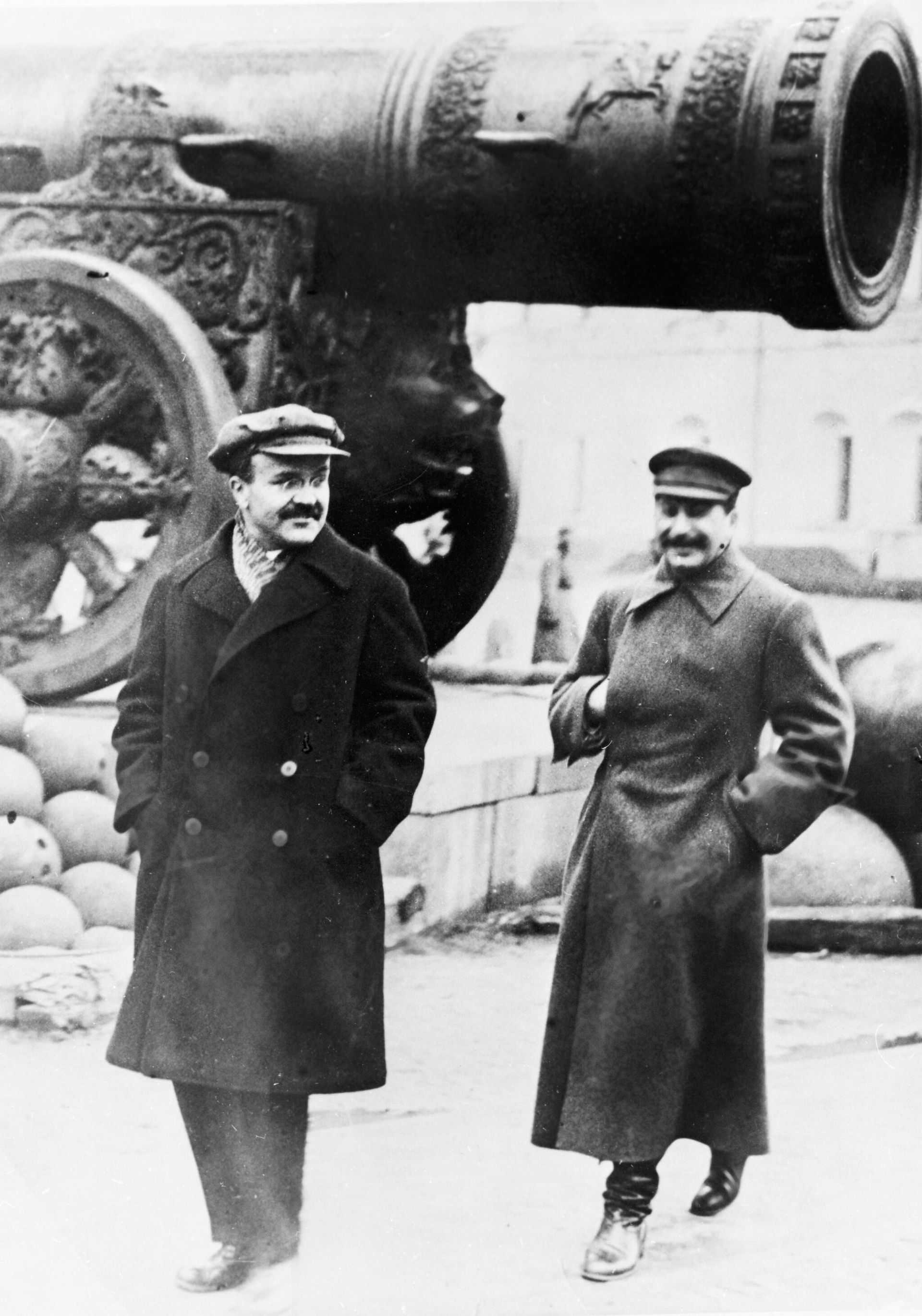 Иосиф Сталин и Вячеслав Молотов у Царь-Пушки в Кремле Иосиф Сталин и Вячеслав Молотов у Царь-Пушки в Кремле - РИА Новости, 1920, 06.03.2025
