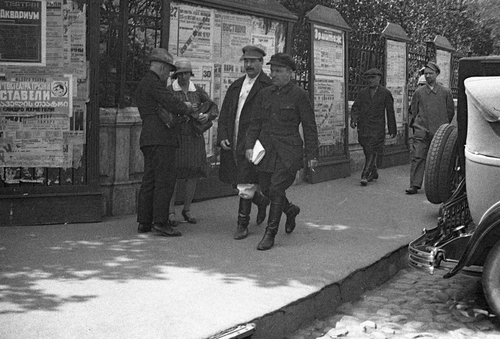 Иосиф Виссарионович Сталин и Сергей Миронович Киров направляются на заседание XVI съезда ВКП(б) Иосиф Виссарионович Сталин и Сергей Миронович Киров направляются на заседание XVI съезда ВКП(б) - РИА Новости, 1920, 06.03.2025