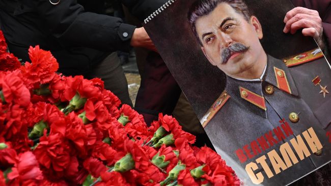 Церемония возложения венков к могиле Иосифа Виссарионовича Сталина у Кремлевской стены
