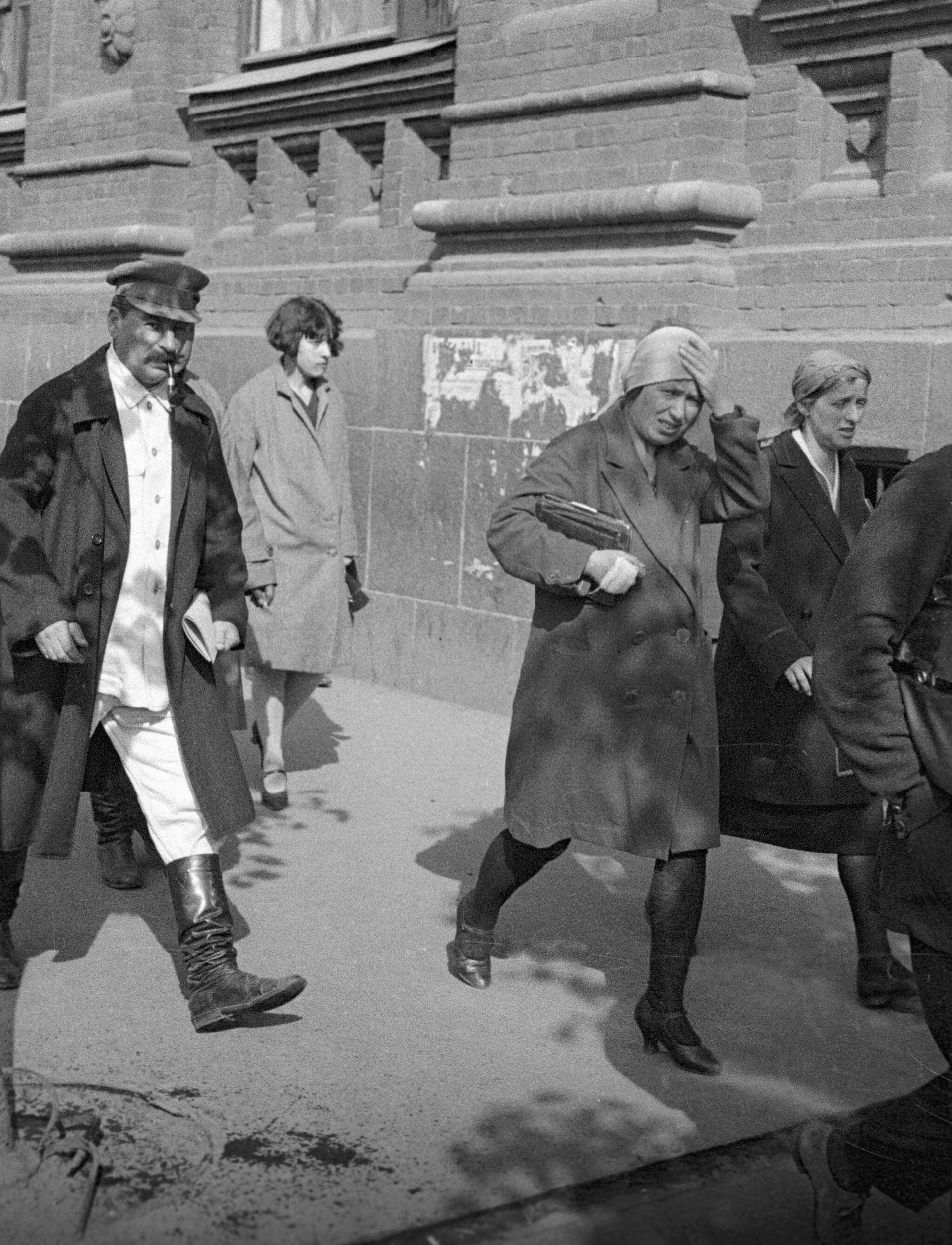 Генеральный секретарь ВКП(б) Иосиф Виссарионович Сталин направляется на заседание XVI съезда ВКП(б) Генеральный секретарь ВКП(б) Иосиф Виссарионович Сталин направляется на заседание XVI съезда ВКП(б) - РИА Новости, 1920, 06.03.2025