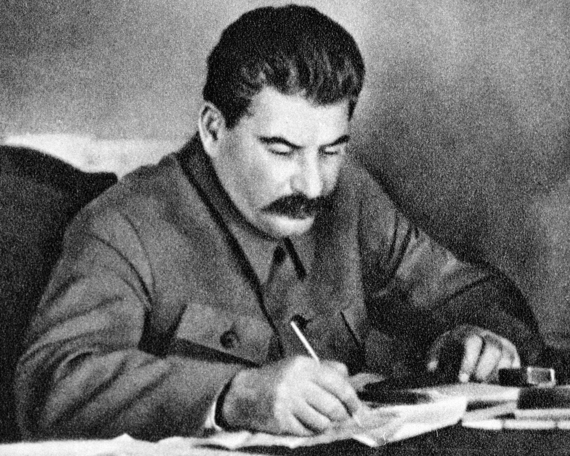 Генеральный секретарь ЦК ВКП(б) Иосиф Сталин в рабочем кабинете Генеральный секретарь ЦК ВКП(б) Иосиф Сталин в рабочем кабинете - РИА Новости, 1920, 10.04.2025