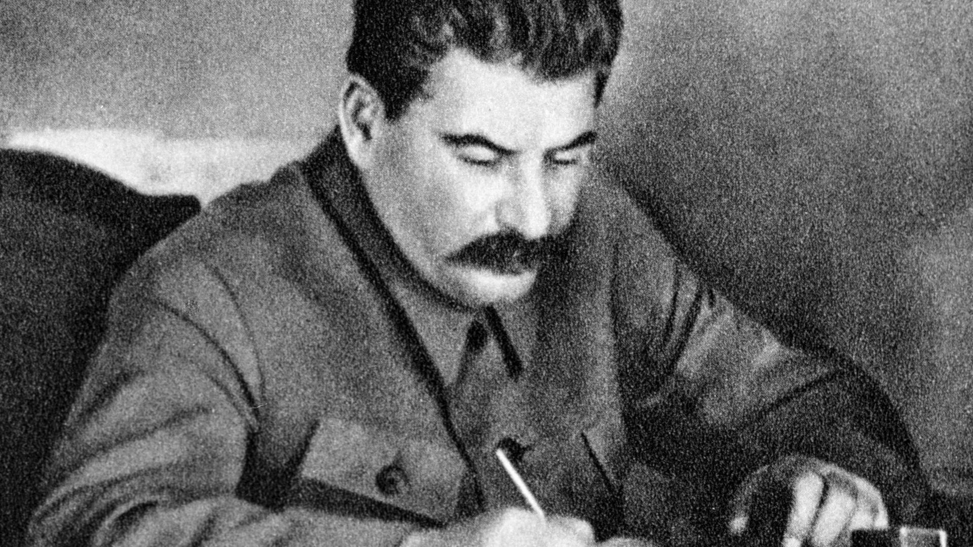 Генеральный секретарь ЦК ВКП(б) Иосиф Сталин в рабочем кабинете Генеральный секретарь ЦК ВКП(б) Иосиф Сталин в рабочем кабинете - РИА Новости, 1920, 26.05.2025