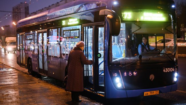 Пассажир заходит в электробус, следующий по маршруту № 73 в Москве