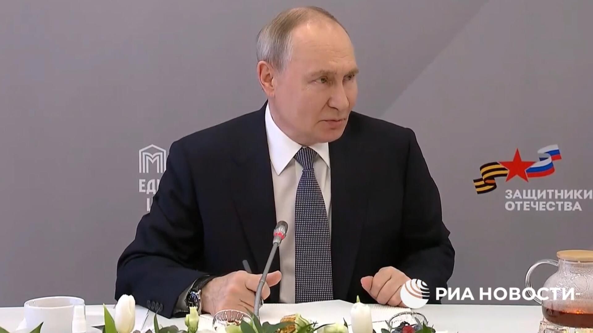 LIVE: Общение Путина с матерями и женами участников СВО - РИА Новости, 1920, 06.03.2025
