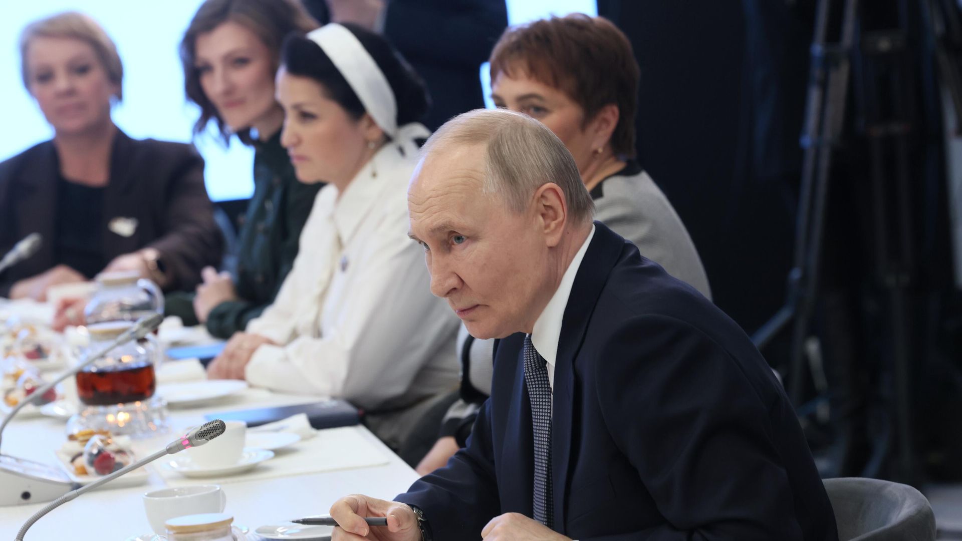 Президент России Владимир Путин на встрече с сотрудницами и подопечными фонда поддержки участников СВО Защитники Отечества Президент России Владимир Путин на встрече с сотрудницами и подопечными фонда поддержки участников СВО Защитники Отечества - РИА Новости, 1920, 06.03.2025