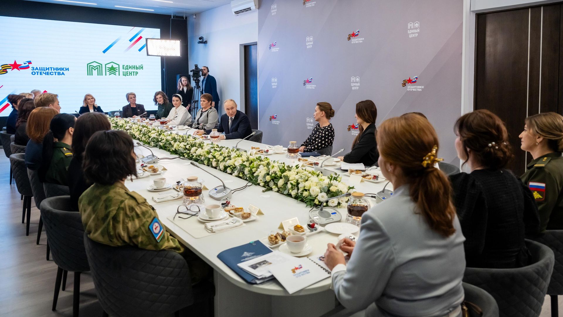 Президент России Владимир Путин во время встречи с сотрудницами и подопечными фонда поддержки участников СВО Защитники Отечества Президент России Владимир Путин во время встречи с сотрудницами и подопечными фонда поддержки участников СВО Защитники Отечества - РИА Новости, 1920, 06.03.2025