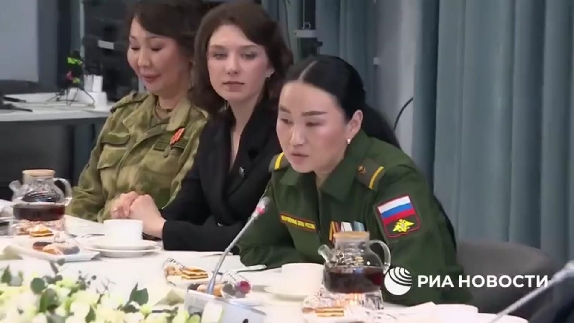 Путин о вручении госнаграды женщине-медику из Тывы Путин о вручении госнаграды женщине-медику из Тывы - РИА Новости, 1920, 06.03.2025