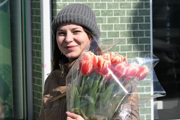 Девушка с цветами на Светланской улице Владивостока в преддверии Международного женского дня