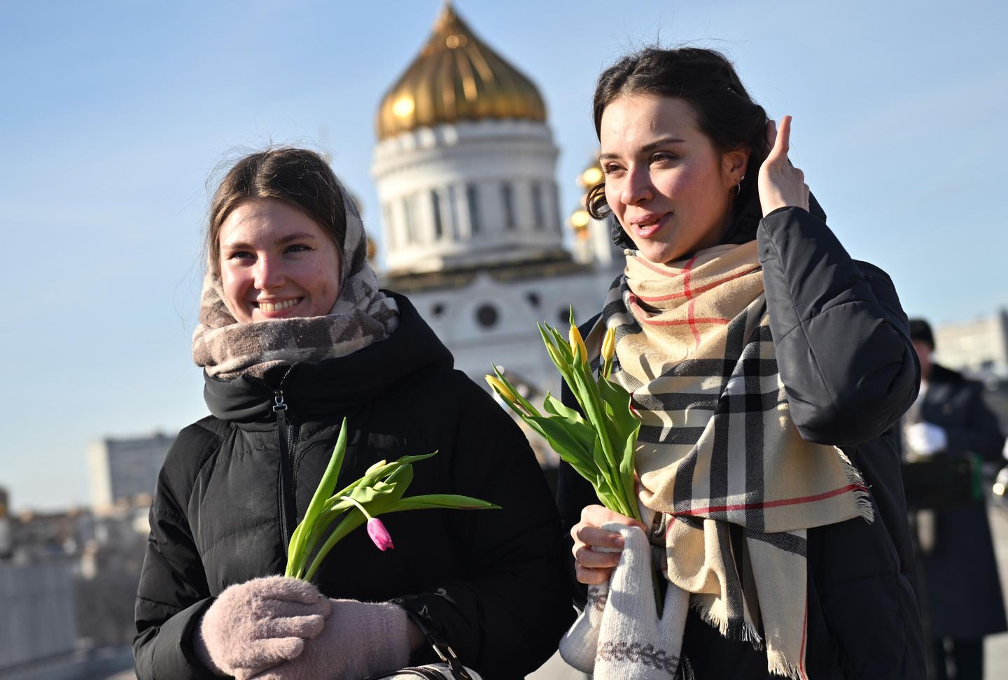 Девушки с цветами на Патриаршем мосту в Москве в преддверии 8 марта