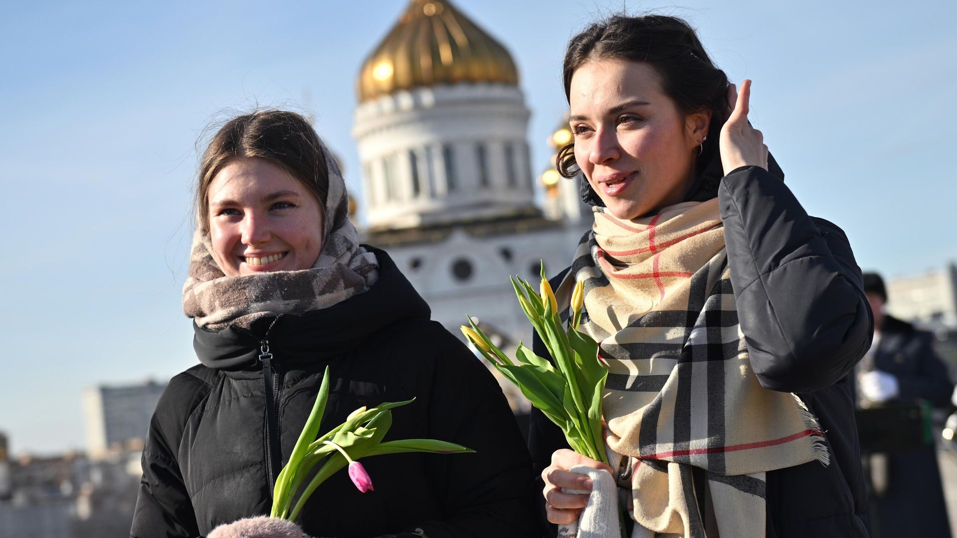 Девушки с цветами на Патриаршем мосту в Москве в преддверии 8 Марта Девушки с цветами на Патриаршем мосту в Москве в преддверии 8 Марта - РИА Новости, 1920, 02.03.2026