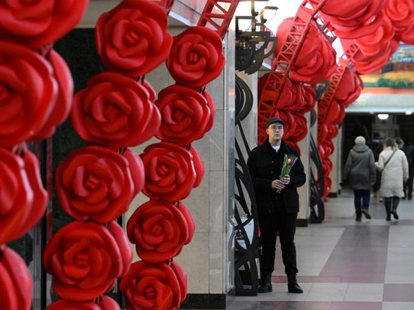 Станция Трубная Московского метрополитена, украшенная к 8 марта