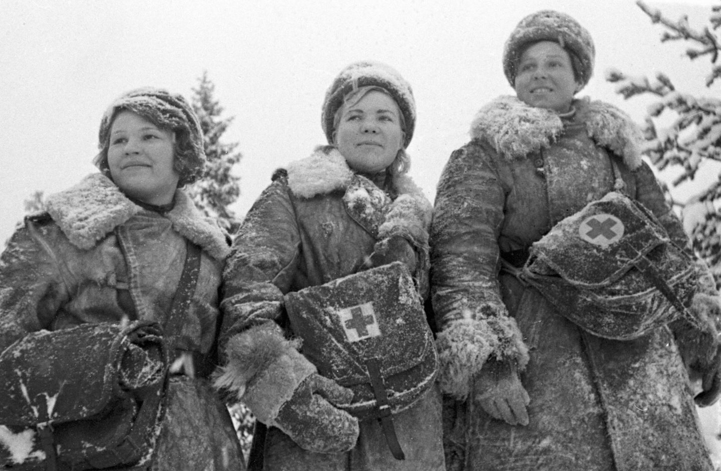 Женщины-санитары 63-й гвардейской стрелковой дивизии Ленинградского фронта Женщины-санитары 63-й гвардейской стрелковой дивизии Ленинградского фронта