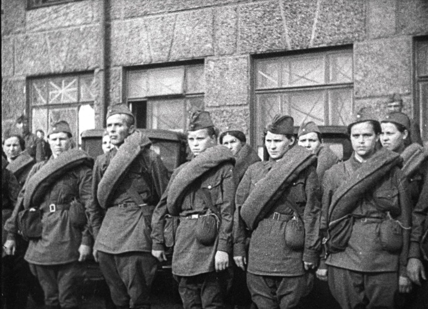 Девушки-добровольцы во время обороны Москвы Девушки-добровольцы во время обороны Москвы