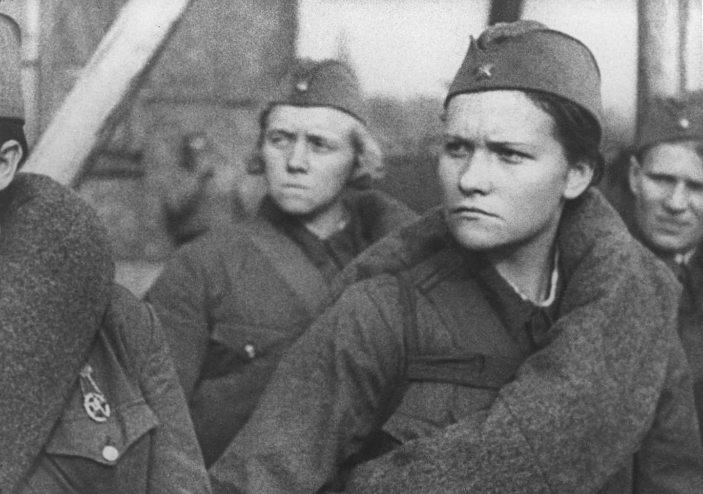 Женщины из медико-санитарного батальона 9-й дивизии народного ополчения Кировского района Москвы в строю перед отправлением на фронт Женщины из медико-санитарного батальона 9-й дивизии народного ополчения Кировского района Москвы в строю перед отправлением на фронт