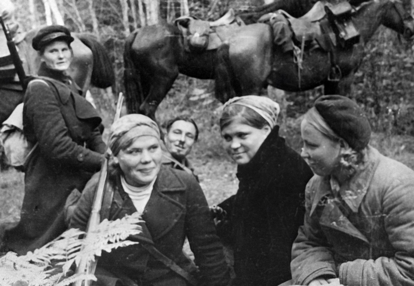 Женщины советского партизанского отряда на территории Псковской области отдыхают на привале Женщины советского партизанского отряда на территории Псковской области отдыхают на привале