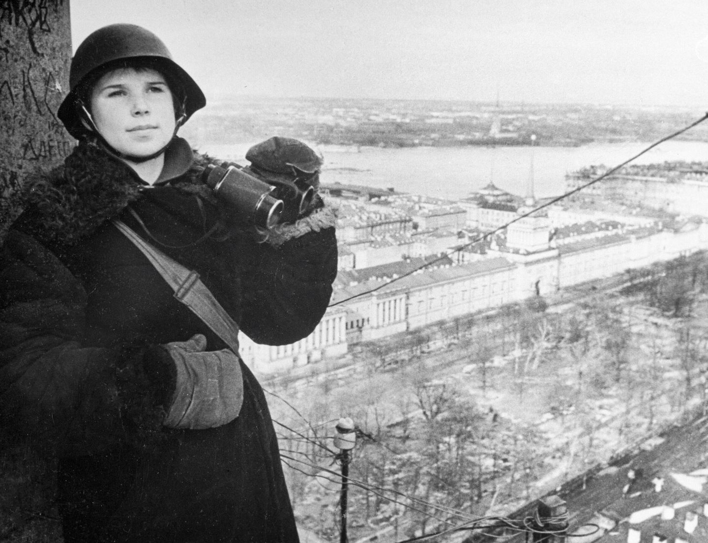 Комсомолка Галя Болосова, боец местной противовоздушной обороны (МПВО), во время дежурства на наблюдательном посту Исаакиевского собора в блокадном Ленинграде Комсомолка Галя Болосова, боец местной противовоздушной обороны (МПВО), во время дежурства на наблюдательном посту Исаакиевского собора в блокадном Ленинграде