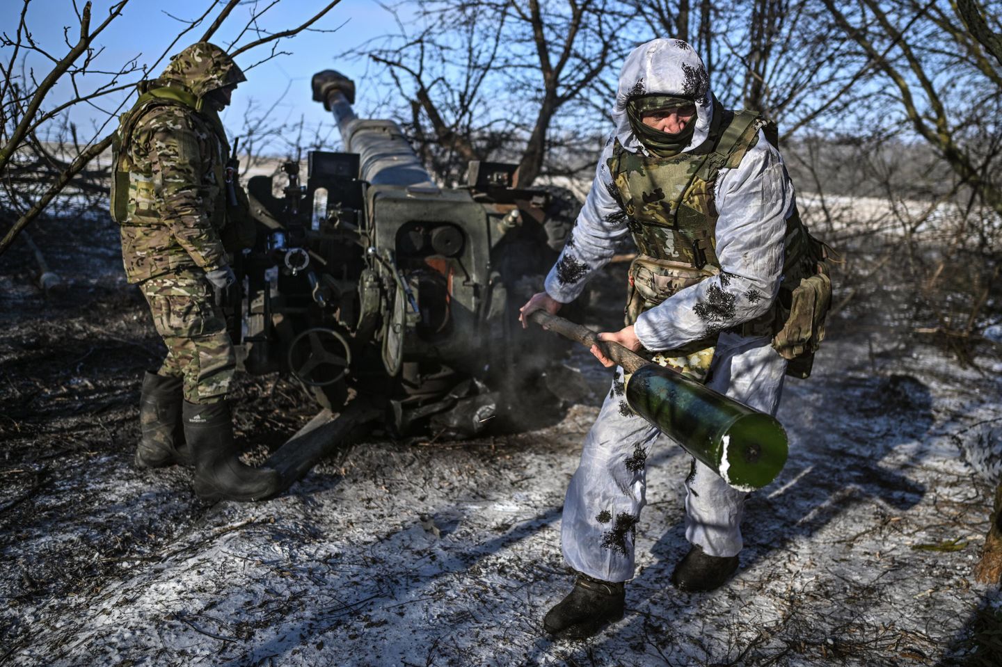 Работа артиллерийского расчета гаубицы Д-30 СпН Ахмат МО РФ в Курской области