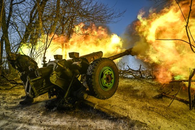 Работа артиллерийского расчета гаубицы Д-30 СпН Ахмат МО РФ в Курской области