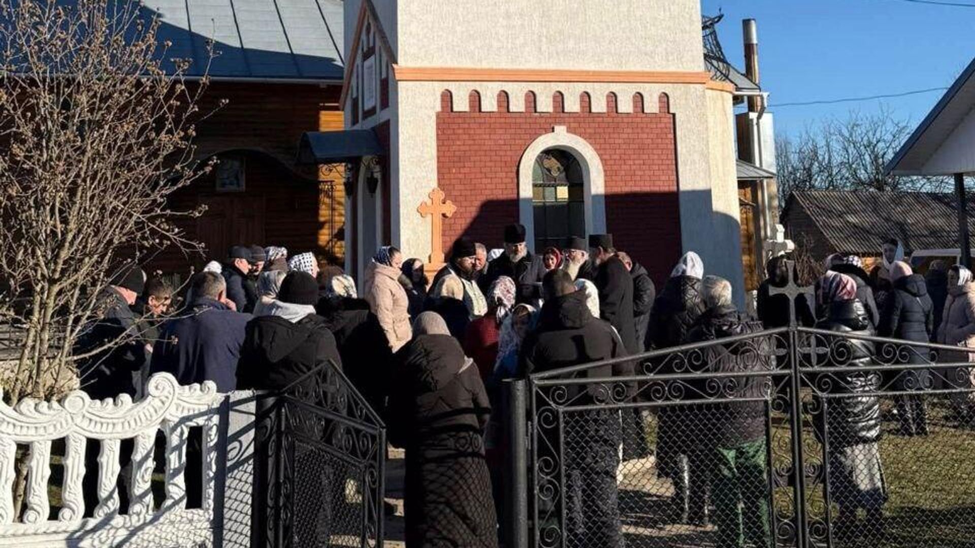 Сторонники ПЦУ захватили Свято-Успенский храм УПЦ в селе Комаровцы Черновицкой области Украины - РИА Новости, 1920, 07.03.2025