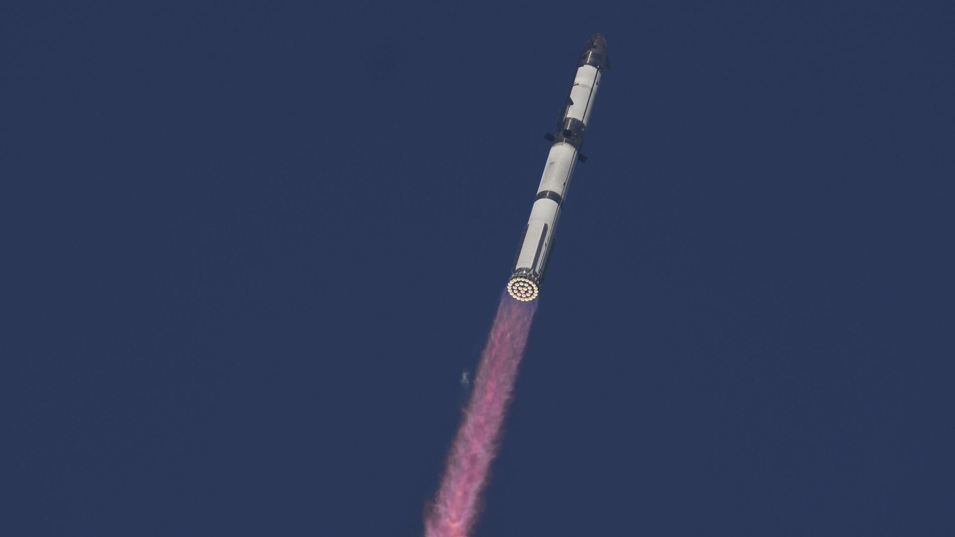 Запуск ракеты Starship во время испытательного полета с базы Starbase в Техасе Запуск ракеты Starship во время испытательного полета с базы Starbase в Техасе - РИА Новости, 1920, 17.07.2026