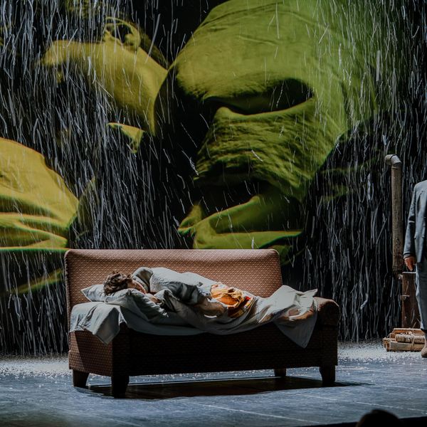 Сцена из спектакля Таня в Театре на Бронной