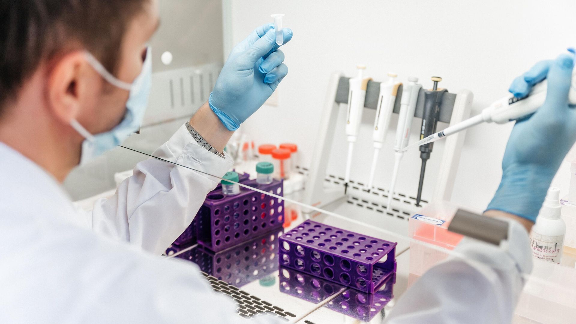 Сотрудники НОЦ Онкотераностика Исследовательской школы химических и биомедицинских технологий ТПУ за работой - РИА Новости, 1920, 12.03.2025
