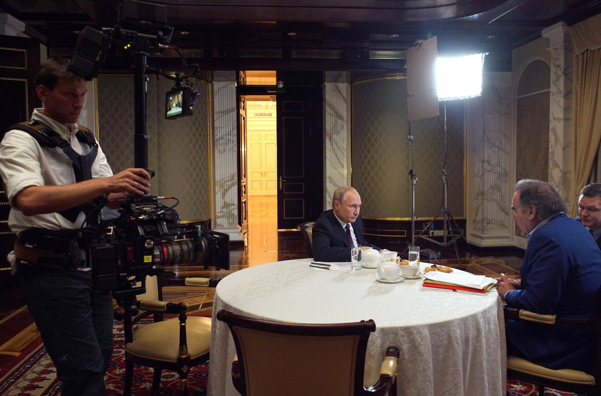 Президент РФ Владимир Путин и кинорежиссёр, сценарист и продюсер Оливер Стоун во время интервью Президент РФ Владимир Путин и кинорежиссёр, сценарист и продюсер Оливер Стоун во время интервью - РИА Новости, 1920, 07.03.2025