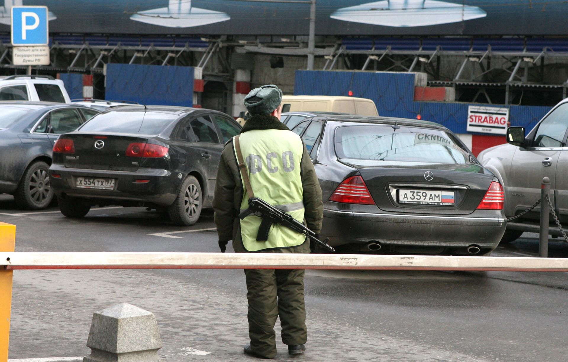 Сотрудник Федеральной службы охраны на автомобильной стоянке у Государственной Думы РФ Сотрудник Федеральной службы охраны на автомобильной стоянке у Государственной Думы РФ - РИА Новости, 1920, 07.03.2025