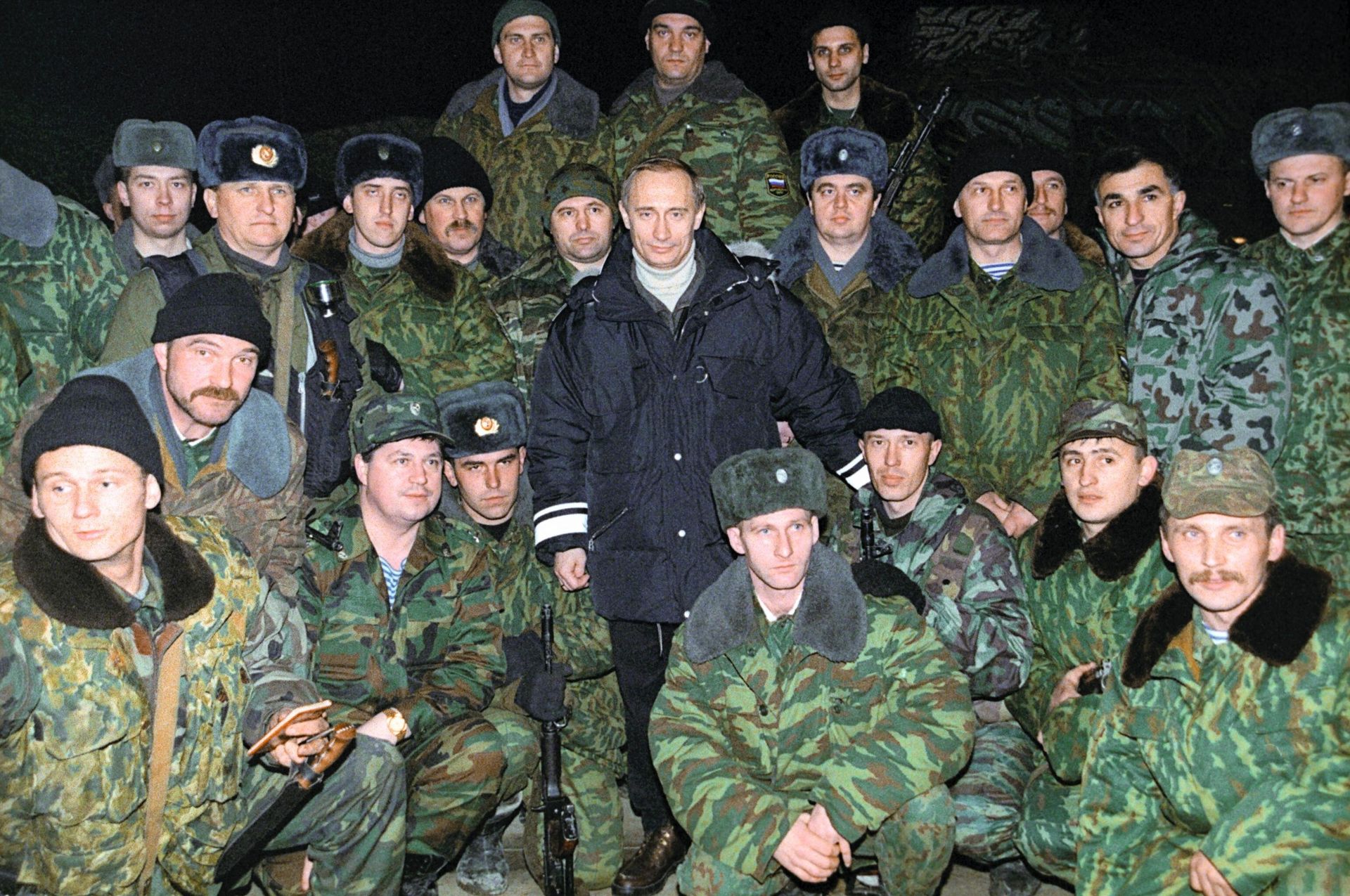 Владимир Путин с российскими военными во время его пребывания в Чечне в декабре 1999 года Владимир Путин с российскими военными во время его пребывания в Чечне в декабре 1999 года - РИА Новости, 1920, 07.03.2025