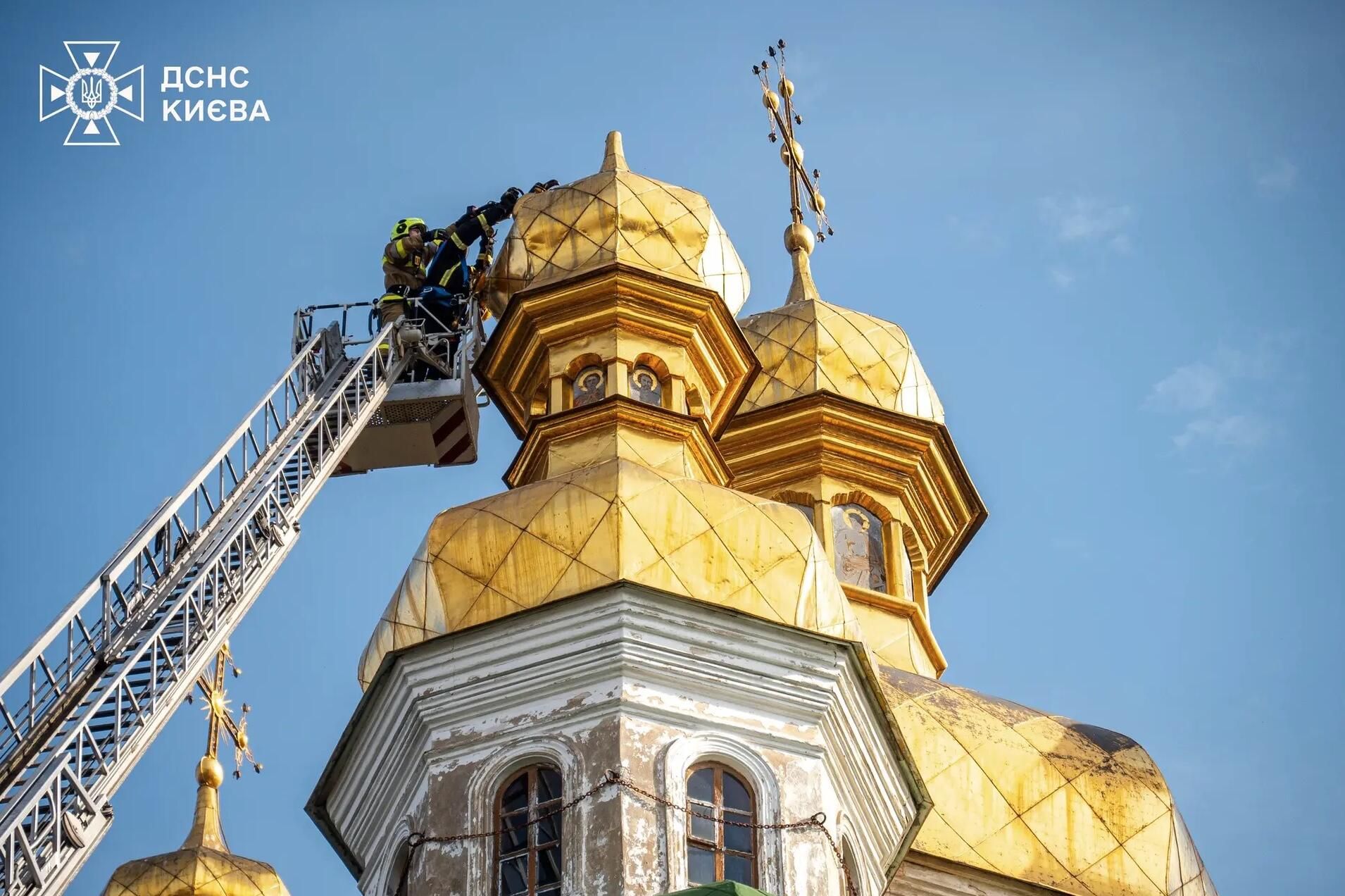 Золотой крест частично завалился на башне Церкви Всех Святых, расположенной в Киеве на территории Киево-Печерской лавры Золотой крест частично завалился на башне Церкви Всех Святых, расположенной в Киеве на территории Киево-Печерской лавры - РИА Новости, 1920, 09.07.2025