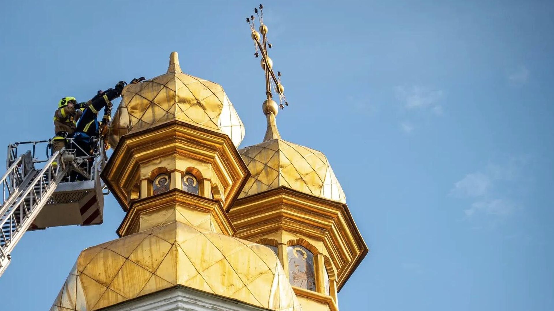 Золотой крест частично завалился на куполе Церкви Всех Святых, расположенной в Киеве на территории Киево-Печерской лавры Золотой крест частично завалился на куполе Церкви Всех Святых, расположенной в Киеве на территории Киево-Печерской лавры - РИА Новости, 1920, 08.03.2025